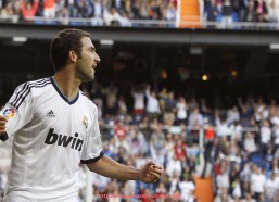 人人体育直播-法甲联赛精彩时刻盘点与2025赛季高光镜头回顾